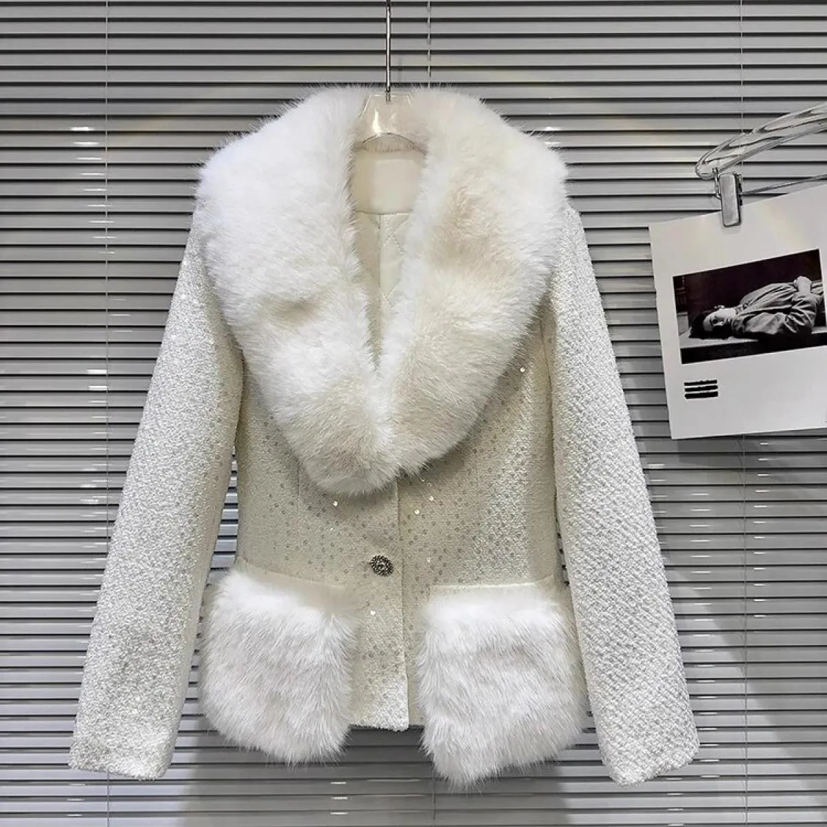 Giacca imbottita in tweed con paillettes con collo in pelliccia artificiale da donna di marca High Street New Fashion 2023